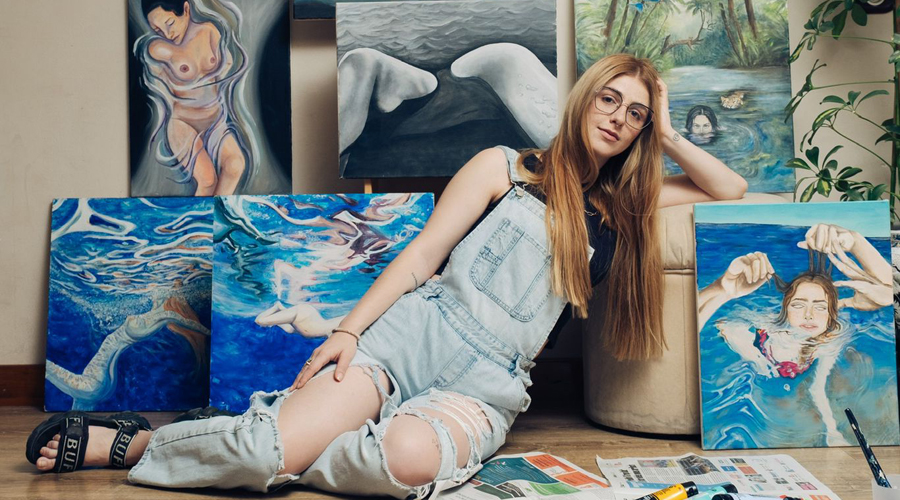 L'artista EFFY (Anna Simonet) amb alguna de les seves obres