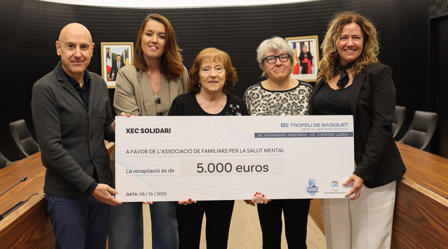 Imatge de l'acte de lliurament del xec (comuee)