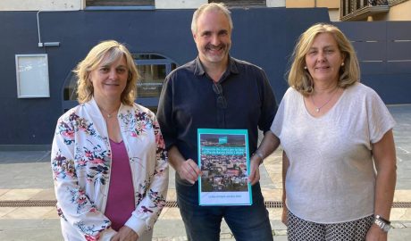 Els regidors Carme Espuga, Jordi Fàbrega i Urgell Isús amb el document de propostes de Junts per la Seu per al Pla de Barris
