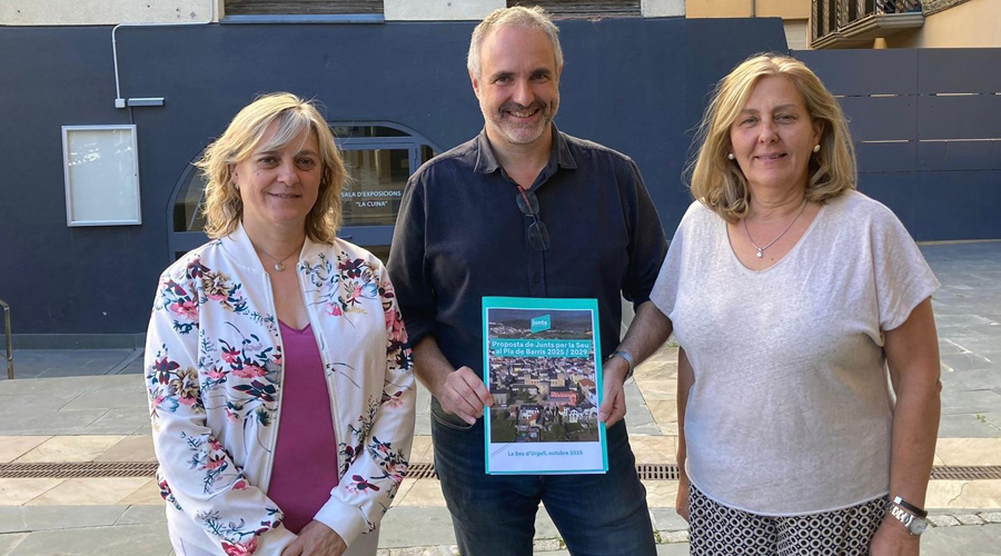 Els regidors Carme Espuga, Jordi Fàbrega i Urgell Isús amb el document de propostes de Junts per la Seu per al Pla de Barris (Junts)