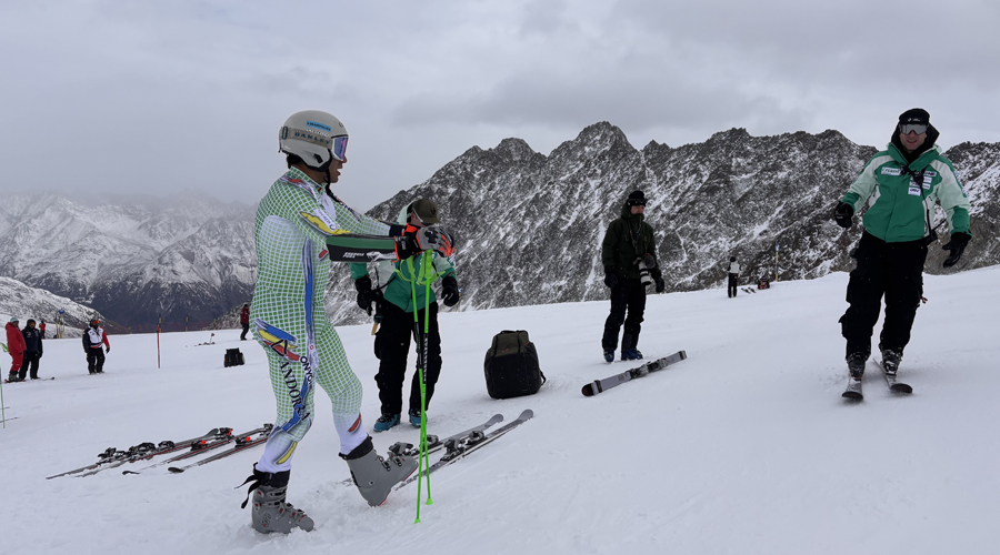 Joan Verdú, a Sölden, amb el seu equip (FAE)