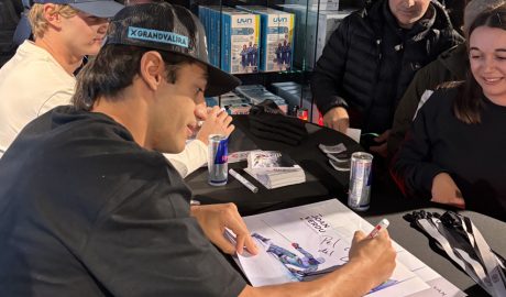 Joan Verdú signant autògrafs