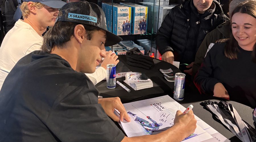 Joan Verdú signant autògrafs (FAE)