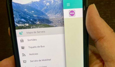 Un mòbil amb l'aplicació Mou-te