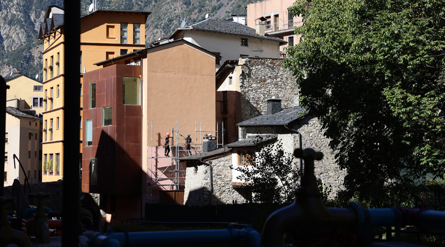 Instal·lació de la bastida on es pintarà un dels murals (comuee)