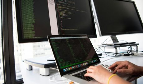 Una persona treballant en una empresa amb el seu ordinador
