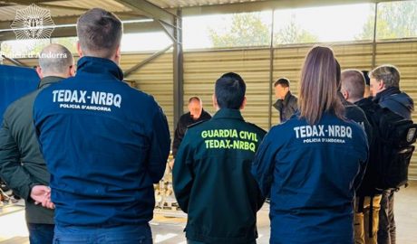 D'esquena, els dos policies andorrans a Praga