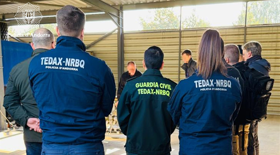 D'esquena, els dos policies andorrans a Praga (Policia d'Andorra)