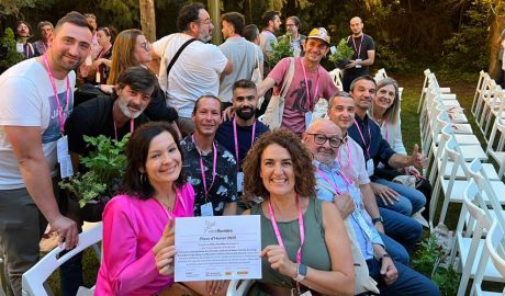 La delegació andorrana mostrant el reconeixement concedit a les 7 parròquies