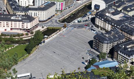 L'aparcament del Parc Central ja sense vehicles