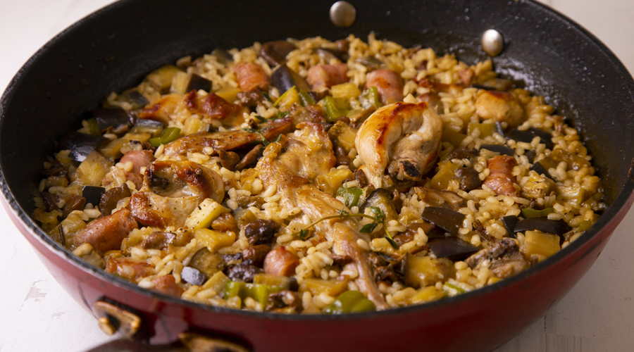 Una paella amb un arròs amb conill