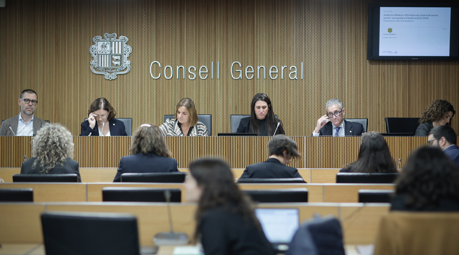 Tercera per l'esquerra, la ministra Trini Marín compareixent davant la Comissió Legislativa (SFGA)