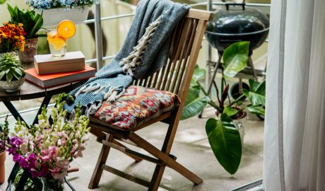 Un balcó petit amb plantes i flors