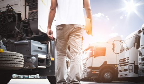 Un camioner envoltat de camions