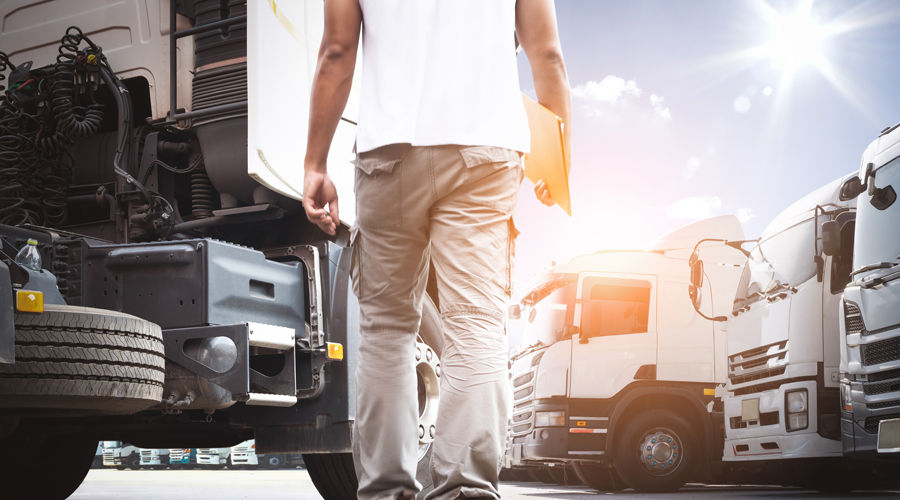 Un camioner envoltat de camions