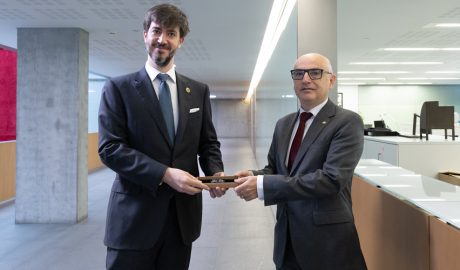 El síndic, Carles Ensenyat, rebent de mans del ministre de Finances, Ramon Lladós, la proposta de pressupost