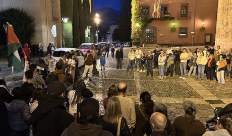 Concentració propalestina aquest dijous a la plaça dels Oms, amb l'edifici de l'Ajuntament de la Seu al fons