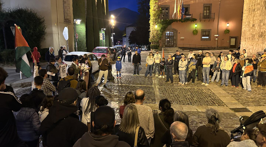 Concentració propalestina aquest dijous a la plaça dels Oms, amb l'edifici de l'Ajuntament de la Seu al fons