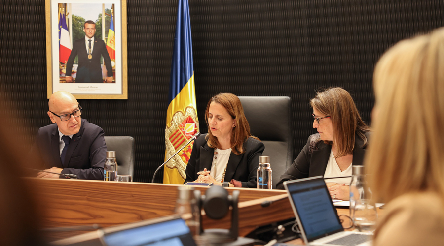 Quim Dolsa i, al centre, Rosa Gili, durant el Consell de Comú (comuee)