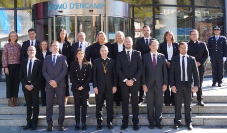 Just al centre, el copríncep episcopal amb les autoritats encampadanes