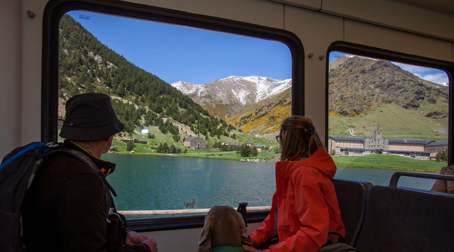 Els grans finestrals del Cremallera de Núria permeten una vista panoràmica de la vall (Govern.cat)
