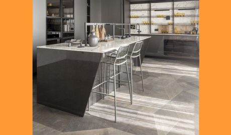 Una cuina amb un terra geomètric