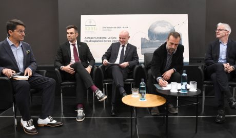 Segon per l'esquerra, David Forné, participant en la taula rodona