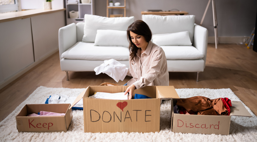 Un dona posant en pràctica el decluttering