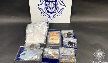 La droga, el material i els diners comissats pels agents