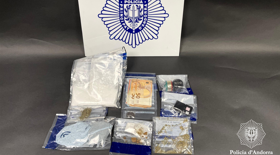 La droga, el material i els diners comissats pels agents (Policia d'Andorra)