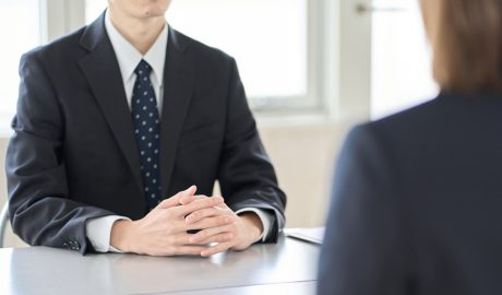 Dues persones en una entrevista de sortida