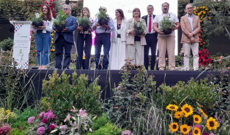 La regidora urgellenca, Gemma Tó, quarta per la dreta, amb el guardó