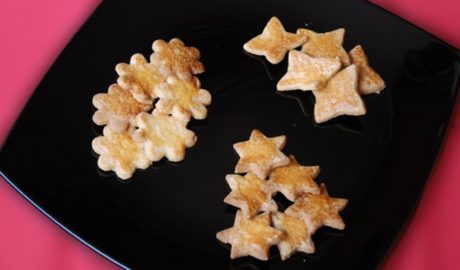 Un plat amb galetes de mantega