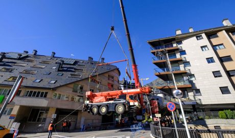 Una de les grues necessàries per a realitzar els treballs