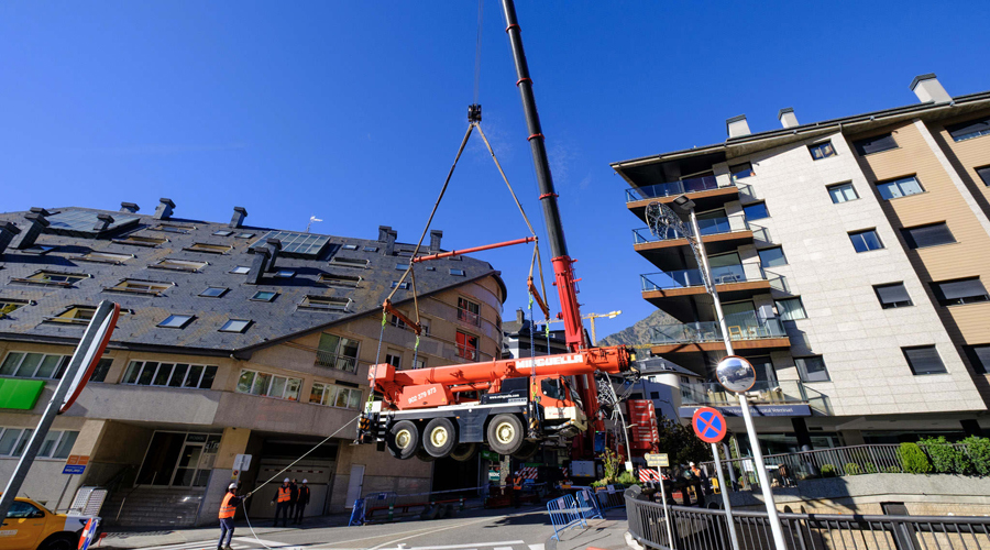 Una de les grues necessàries per a realitzar els treballs (FEDA)