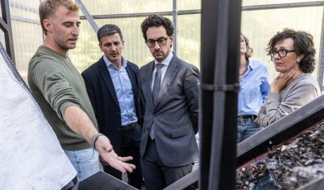 Guillem Casal visitant la planta de compostatge, a la Massana