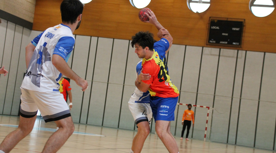 Una jugada d'atac del conjunt andorrà (Handbol Club Serradells)