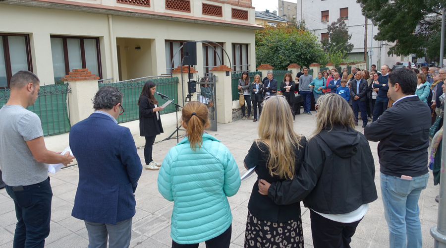 Nombrosos ciutadans han participat en l'homenatge a Miquel Alet Torres