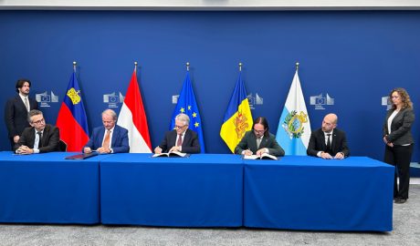 Assegut, segon per la dreta, Landry Riba, signant el document