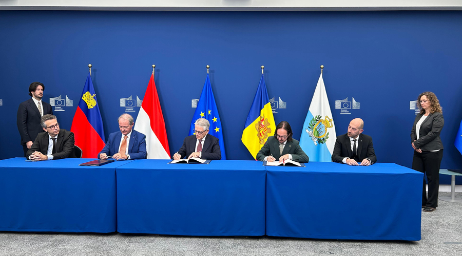 Assegut, segon per la dreta, Landry Riba, signant el document (SFGA)