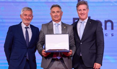 Al centre de la imatge, el president de la FAN, Joan Clotet, amb la placa de reconeixement