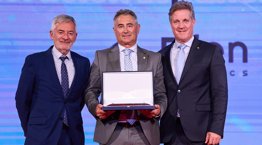 Al centre de la imatge, el president de la FAN, Joan Clotet, amb la placa de reconeixement (FAN)