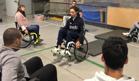 Alumnes practicant esport en cadira de rodes