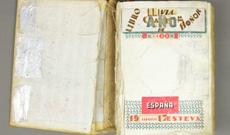 El llibre d'honor de la farmàcia Esteva presentava un important deteriorament