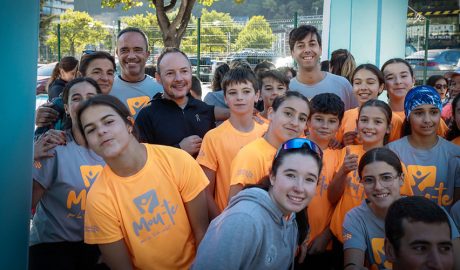 Joves participants en una de les marxes populars acompanyats per autoritats governamentals i comunals