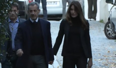 Sarkozy, acompanyat per la seva dona en el moment d'entrar a la presó