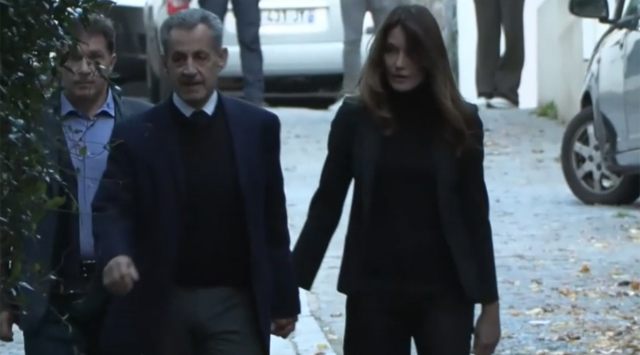 Sarkozy, acompanyat per la seva dona en el moment d'entrar a la presó