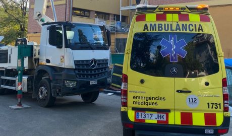 Una ambulància del SEM, aquest dimecres a l'Escola Mossèn Albert Vives, on hi ha hagut un accident laboral