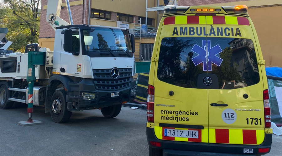 Una ambulància del SEM, aquest dimecres a l'Escola Mossèn Albert Vives, on hi ha hagut un accident laboral (Foto: RàdioSeu)