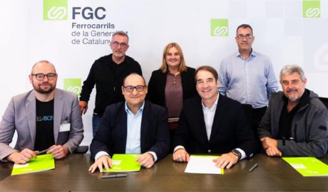 Carles Ruiz I Frederick Wallace, al mig, després de la signatura del conveni